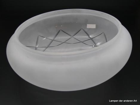 Jugendstil Kuppelschirm aus grau satiniertem Glas, mit aufwändiger Kerbschlifftechnik,  H: 12cm, D: 30cm, Griff-Rand : 25cm liegend