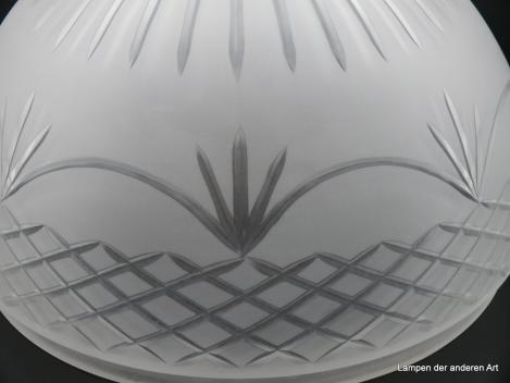 Jugendstil Lampenschirm, Kristallschliff, halbrundes Glas mit aufwändiger Kerbschlifftechnik verziert, H:19cm, D:35cm, Griffrand: 35cm, Gewicht: 2,8kg Detail Schliff