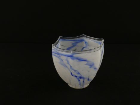 Jugendstil Lampenschirm gebraucht, Glas, sechsfach gekniffene Wandung, gewolkter Grund in weiß und blau, Klarglasfaden am unteren Abschlussrand, Nostalgie Ersatzschirm D: 11cm, H: 10cm, ohne Glashalter Griffrand Loch 35mm, stehend