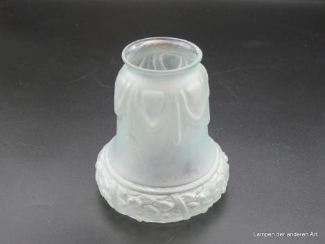 Jugendstil Lampenschirm gebraucht, satiniert grau, reliefierte umlaufende Girlande am unteren Rand, D: 11cm, H: 13cm, Griff-Rand 6cm