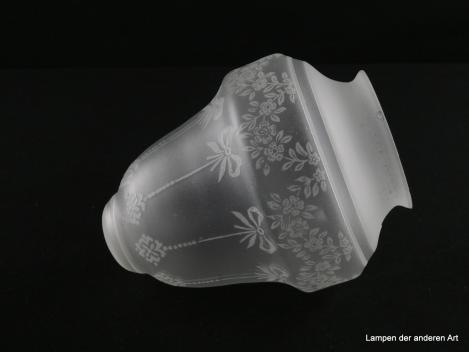 3-er Set Jugendstil Lampenschirm gebraucht, Glas satiniert mit geätztem Dekor, Band aus Blumen und Blattwerk, auf dem sich verjüngenden Schirmteil mit Schleifen und einer zarten Kette mit Anhänger verziert, abgesetzter halbrunder Schlussteil, Glas liegend