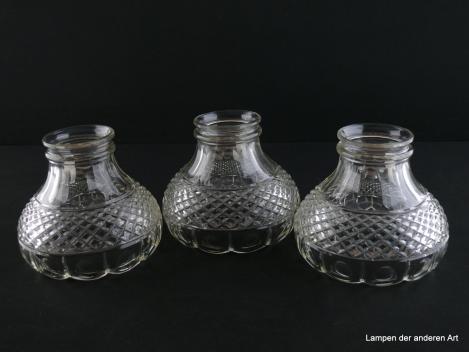 Jugendstil Lampenschirm gebraucht, 3-er Set, Klarglas, in der Form eines geweiteten Blütenkelchs, aufwändig verzierte Wandung, reliefierte Ornamente, D: ca. 12cm, H: ca.10cm, Glashalter Griffrand 6cm