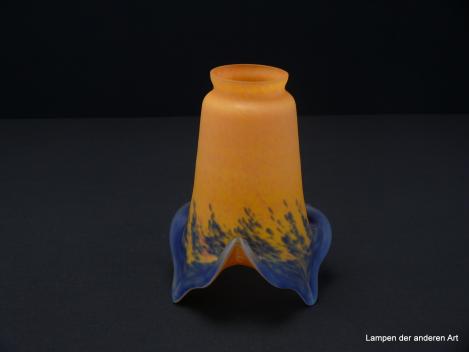 2-er Set Jugendstil Lampenschirm gebraucht, signiert "Art de france", der Form einer Lilienblüte nachempfunden, mehrfarbiges Glas pate de verre, schmaler Schaft in gelb-orange Tönen, aufgezogener gekerbter Rand in blau, Nostalgie Ersatzschirm, stehend