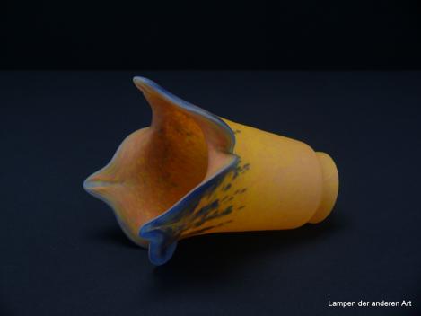 2-er Set Jugendstil Lampenschirm gebraucht, signiert "Art de france", der Form einer Lilienblüte nachempfunden, mehrfarbiges Glas pate de verre, schmaler Schaft in gelb-orange Tönen, aufgezogener gekerbter Rand in blau, Nostalgie Ersatzschirm, liegend