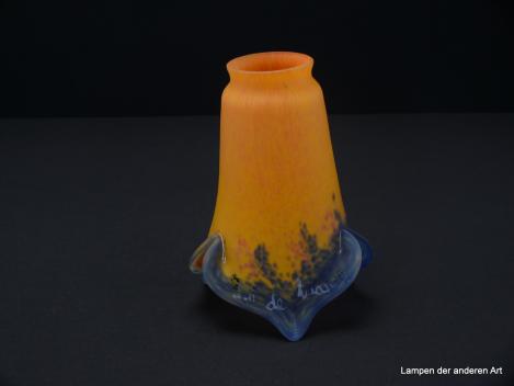 2-er Set Jugendstil Lampenschirm gebraucht, signiert "Art de france", der Form einer Lilienblüte nachempfunden, mehrfarbiges Glas pate de verre, schmaler Schaft in gelb-orange Tönen, aufgezogener gekerbter Rand in blau, Ersatzschirm,  einzeln stehend