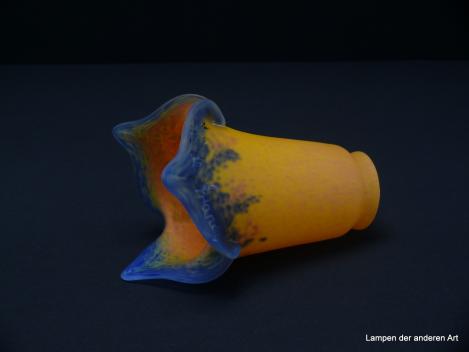 2-er Set Jugendstil Lampenschirm gebraucht, signiert "Art de france", der Form einer Lilienblüte nachempfunden, mehrfarbiges Glas pate de verre, schmaler Schaft in gelb-orange Tönen, aufgezogener gekerbter Rand in blau, Nostalgieschirm, einzeln liegend