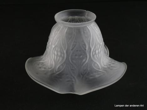 Jugendstil Lampenschirm gebraucht im 2-er Set, satiniertes Glas, florale Formen im Relief auf der gesamten Wandung, fast waagerecht nach außen gezogener gebogter Rand, dreifach gekniffen, D: ca.15cm, H: ca.10cm, Glashalterand 6cm, einzeln