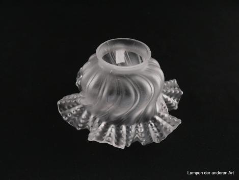 Jugendstil Lampenschirm gebraucht, Glas, satinierte Oberfläche, seltene flache Form, die Kelchform wird duch die spiralartig angeordneten Kerben hervorgehoben, der gekniffene augezogene Rand wirkt wie mit Perlen bestickt,  D: 15cm, H: 9cm, Griffrand 6cm