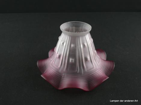 Jugendstil Lampenschirm gebraucht, Glas grau satiniert, gewellter Rand rot auslaufend, Wandung paneelartig reliefiert, Nostalgie Ersatzglas für alte Lampen D: ca. 16cm, H: ca. 10cm, Glashalter Griffrand 6cm