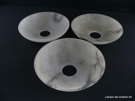 3-er Set Alabaster Lampenschalen gebraucht, Art Deco, nur im Set erhältlich, weiß/grau/braun, farblich zueinander passend aber verschieden marmoriert, Zustand - siehe Fotos, Nostalgie Ersatzschirm D: ca. 20cm, H: ca. 5cm, Loch 45mm, von innen