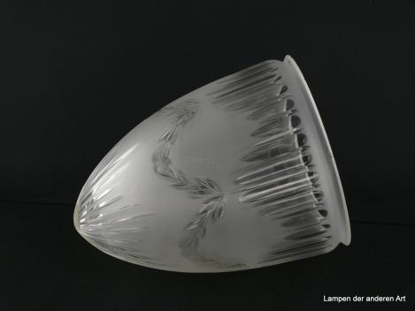 Jugendstil Lampenschirm gebraucht, Glas satiniert, Zapfen spitzoval; in der Spitze und unterhalb des Griffrandes abgehend, in der Länge variierend, geschliffene Strahlen; Kerbschliff Blattgirlande geschwungen in der Mitte der Wandung, Ersatzglas, liegend