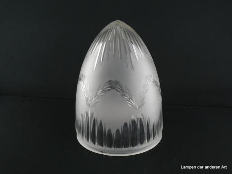 Jugendstil Lampenschirm gebraucht, Glas satiniert, Zapfen spitzoval; in der Spitze und unterhalb des Griffrandes abgehend, in der Länge variierend, geschliffene Strahlen; Kerbschliff Blattgirlande geschwungen in der Mitte der Wandung, Nostalgie Ersatzglas