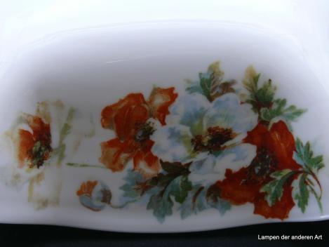 Jugendstil Lampenschirm gebraucht, opal weißer Grund, umlaufender Dekor aus roten und weißen Blüten und Blättern der Mohnblume, sechfach gekniffener Glaskörper, Nostalgie Ersatzschirm H: 9,5cm, D: 24cm, Glashalter Griff-Rand 6cm, Mohndekor