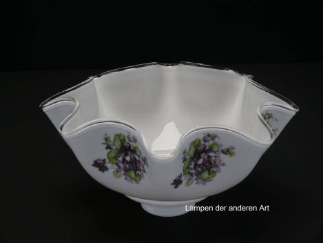 antiker Jugendstil Lampenschirm gebraucht, opal weißer Grund, gekniffene Wandung, umlaufend regelmäßig mit Veilchenblüten und Blättern dekoriert, Klarglasfaden als Abschlussrand, Nostalgie Ersatzglas, von unten