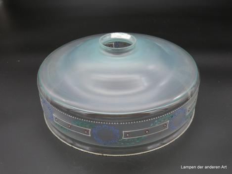 Jugendstil Lampenschirm gebraucht, satinierte flache Schulter, zylindrischer Teil Klarglas mit handgemaltem zartem Dekor in gedeckten Farben (eine kleine Stelle leichter Abrieb), Rand für Perlbehang, Nostalgieglas D: 26cm, H: 11cm, Griffrand 6cm