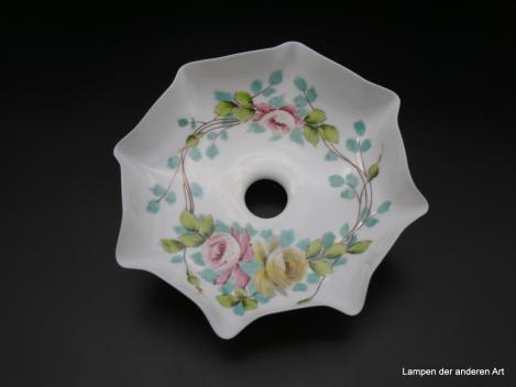 Jugendstil Lampenschirm gebraucht Glas opal weiß, mit handgemaltem Dekor auf der Schirminnenseite, Motiv Rosenblüten, D: 28cm H:9cm, Griffrand 6cm
