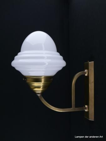 Klassische Jugendstil Wandlampe aus Messing goldbraun patiniert mit weißem Zapfenschirm 1xE27/40W