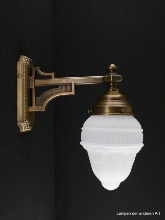 Historismus Wandlampe aus massivem Messingguss goldbraun patiniert mit satiniertem Schirm 1xE27/40W nach unten