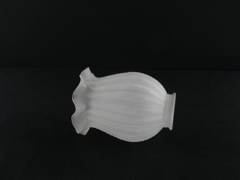 Jugendstil Lampenschirm gebraucht, satiniertes Glas, schlanke Klechfom, betont durch Längskerben, die mit Einritzungen verziert sind, Nostalgie Ersatzschirm D: 9,5cm, H: 14cm, Glashalter Griffrand 6cm, liegend