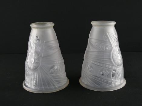 Jugendstil Lampenschirm gebraucht, Pressglas, tütenförmig, Wulst als Abschlussrand, umlaufend in diversen Mustern reliefiert, Nostalgie Ersatzschirm D: 11cm, H: 14cm, Glashalter Griffrand 6cm, 2erSet