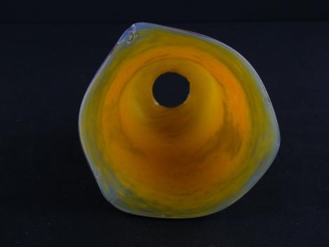 Jugendstil Lampenschirm gebraucht, Blütenkelch leicht geweitet, mehrfarbiges Glas pate de verre, Schirmhals gelb, untere Wandungszone Farbspiel in gelb,orange,blau, blauer Rand, Nostalgieschirm D: 12cm, H: 13cm,  Loch 28mm, kleine Chips am Innenrand