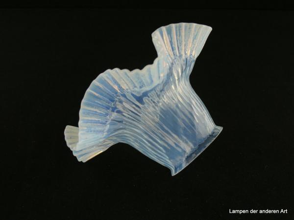 Jugendstil Lampenschirm gebraucht, Milchglas, ähnelt in seiner Silhouette einem schwingenden Plisseerock, Nostalgie Ersatzglas für alte Lampen, D: 15,5cm, H: 8,5cm, Glashalterand Griffrand 6cm, liegend