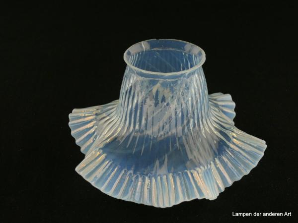 Jugendstil Lampenschirm gebraucht, Milchglas, ähnelt in seiner Silhouette einem schwingenden Plisseerock, Nostalgie Ersatzglas für alte Lampen, D: 15,5cm, H: 8,5cm, Glashalterand Griffrand 6cm