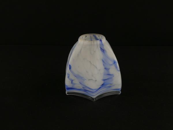 Jugendstil Lampenschirm gebraucht, Glas, sechsfach gekniffene Wandung, gewolkter Grund in weiß und blau, Klarglasfaden am unteren Abschlussrand, Nostalgie Ersatzschirm D: 11cm, H: 10cm, ohne Glashalter Griffrand Loch 35mm