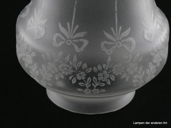 3-er Set Jugendstil Lampenschirm gebraucht, Glas satiniert mit geätztem Dekor, Band aus Blumen und Blattwerk, auf dem sich verjüngenden Schirmteil mit Schleifen und einer zarten Kette mit Anhänger verziert, abgesetzter halbrunder Schlussteil, Ätzdekor