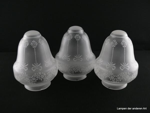 3-er Set Jugendstil Lampenschirm gebraucht, Glas satiniert mit geätztem Dekor, Band aus Blumen und Blattwerk, auf dem sich verjüngenden Schirmteil mit Schleifen und einer zarten Kette mit Anhänger verziert, abgesetzter halbrunder Schlussteil, 3er Set