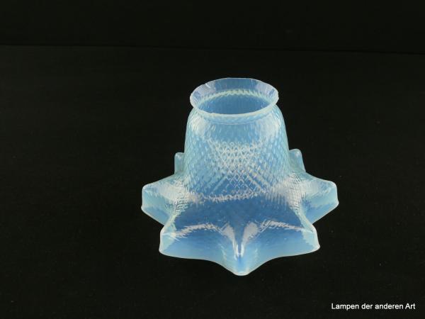 Jugendstil Lampenschirm gebraucht, Glas milchig, Wandung leicht reliefiert Rautenmuster, zahnkranzförmig ausgeformter Schirmrand, Nostalgie Ersatzglas für alte Lampen, D:  ca. 15cm, H: ca. 10,5cm, Glashalterand Griffrand 6cm