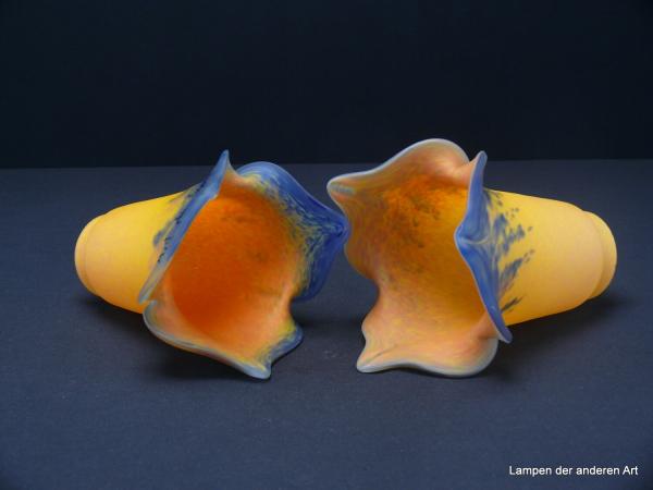 2-er Set Jugendstil Lampenschirm gebraucht, signiert "Art de france", der Form einer Lilienblüte nachempfunden, mehrfarbiges Glas pate de verre, schmaler Schaft in gelb-orange Tönen, aufgezogener gekerbter Rand in blau, Nostalgie Ersatzschirm, liegend