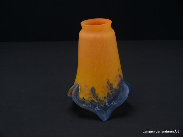 2-er Set Jugendstil Lampenschirm gebraucht, signiert "Art de france", der Form einer Lilienblüte nachempfunden, mehrfarbiges Glas pate de verre, schmaler Schaft in gelb-orange Tönen, aufgezogener gekerbter Rand in blau, Ersatzschirm,  einzeln stehend