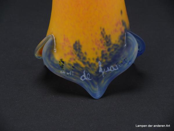 2-er Set Jugendstil Lampenschirm gebraucht, signiert "Art de france", der Form einer Lilienblüte nachempfunden, mehrfarbiges Glas pate de verre, schmaler Schaft in gelb-orange Tönen, aufgezogener gekerbter Rand in blau, Detail Signatur