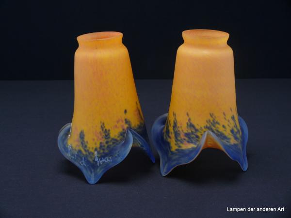 2-er Set Jugendstil Lampenschirm gebraucht, signiert "Art de france", der Form einer Lilienblüte nachempfunden, mehrfarbiges Glas pate de verre, schmaler Schaft in gelb-orange Tönen, aufgezogener gekerbter Rand in blau, Nostalgie Ersatzschirm