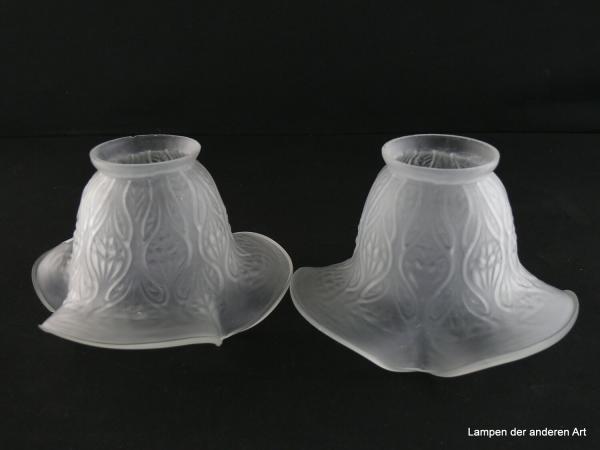 Jugendstil Lampenschirm gebraucht im 2-er Set, satiniertes Glas, florale Formen im Relief auf der gesamten Wandung, fast waagerecht nach außen gezogener gebogter Rand, dreifach gekniffen, D: ca.15cm, H: ca.10cm, Glashalterand 6cm