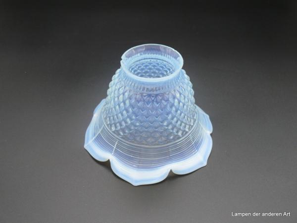 Jugendstil Lampenschirm original, gebraucht, Milchglas, Blütenkelchform mit unterschiedlich gestalteten Oberflächen - Rauten und Rillen, der Rand ist spitz zulaufenden Blütenblättern nachempfunden, Ersatzglas D: 15cm, H: 10cm, Griffrand 6cm