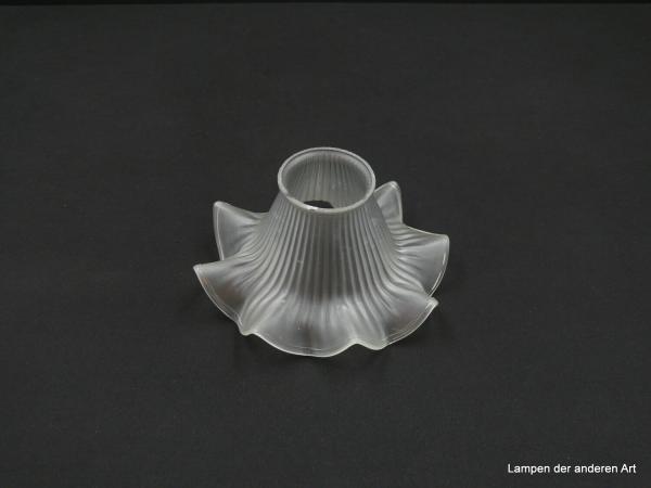 Jugendstil Lampenschirm gebraucht, Blütenform, profilierte Oberfläche stumpf satiniert, vertikal gerippter Grund, gekniffener ausgestellter Rand, Ersatzglas D: 16cm, H: 9cm, Griffrand 6cm