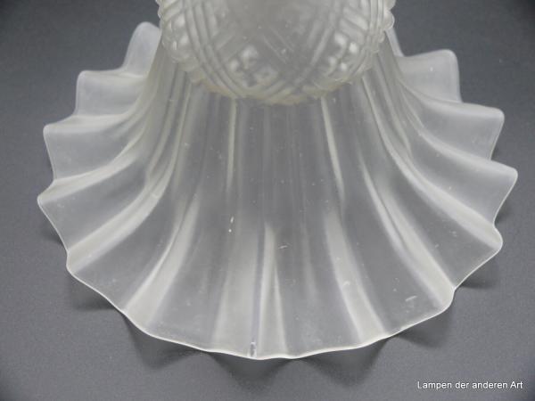 Jugendstil Lampenschirm gebraucht, stumpf satiniertes Glas, weit aufgetriebene gekniffene Wandung, stilisierter Kelch mit diagonal verlaufenden Linien reliefiert, Ersatzschirm D: 16cm, H: 11cm, Griffrand 6cm, Detail