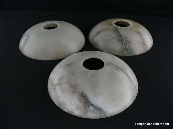 3-er Set Alabaster Lampenschalen gebraucht, Art Deco, nur im Set erhältlich, weiß/grau/braun, farblich zueinander passend aber verschieden marmoriert, Zustand - siehe Fotos, Nostalgie Ersatzschirm D: ca. 20cm, H: ca. 5cm, ohne Glashalter, Loch 45mm