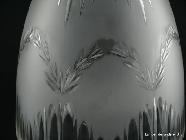 Jugendstil Lampenschirm gebraucht, Glas satiniert, Zapfen spitzoval; in der Spitze und unterhalb des Griffrandes abgehend, in der Länge variierend, geschliffene Strahlen; Detail Kerbschliff Blattgirlande geschwungen in der Mitte der Wandung, Griff 20cm