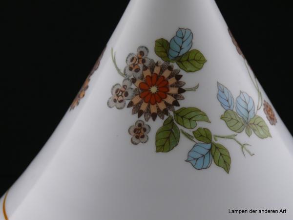 Lampenschirm gebraucht, ca. 50-iger Jahre 20Jhd., Glas matt weiß, geschlossener Kegel, farbige florale Motive, zwei Ringlinien in der oberen Wandungszone, Nostalgie Ersatzschirm D: 23cm, H: 24cm, Glashalter Griffrand 10cm, Detail florale Motive