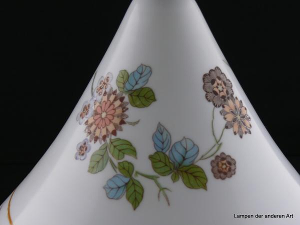 Lampenschirm gebraucht, ca. 50-iger Jahre 20Jhd., Glas matt weiß, geschlossener Kegel, farbige florale Motive, zwei Ringlinien in der oberen Wandungszone, Nostalgie Ersatzschirm D: 23cm, H: 24cm, Glashalter Griffrand 10cm, Detail Dekor