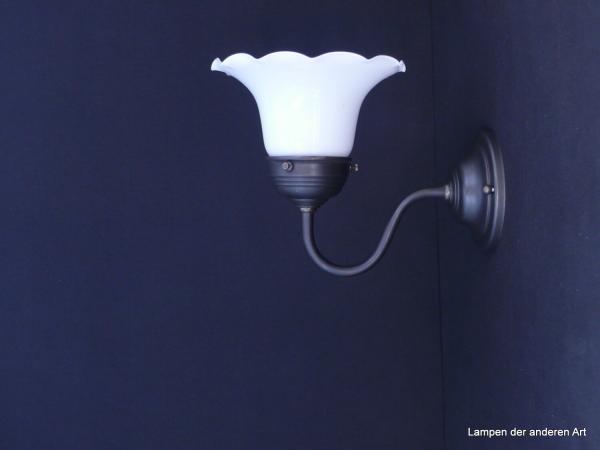 Schlichte Jugendstil Wandlampe mit weißem Blütenschirm schwarz-braun patiniert 1xE27/60W