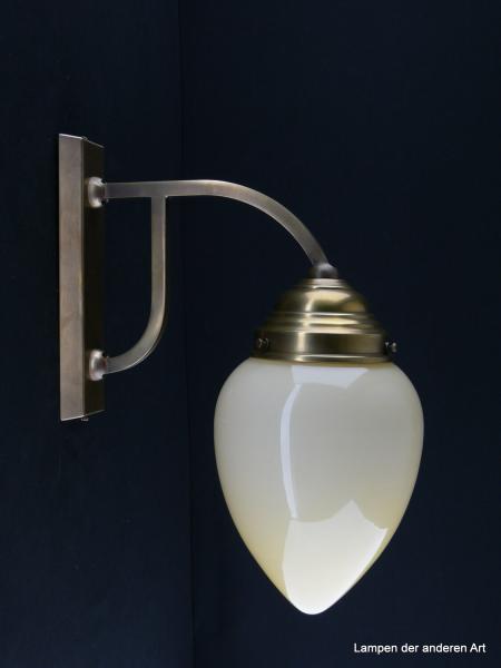 Klassische Jugendstil Wandlampe aus Messing goldbraun patiniert mit beigem Zapfenschirm 1xE27/40W, nach unten