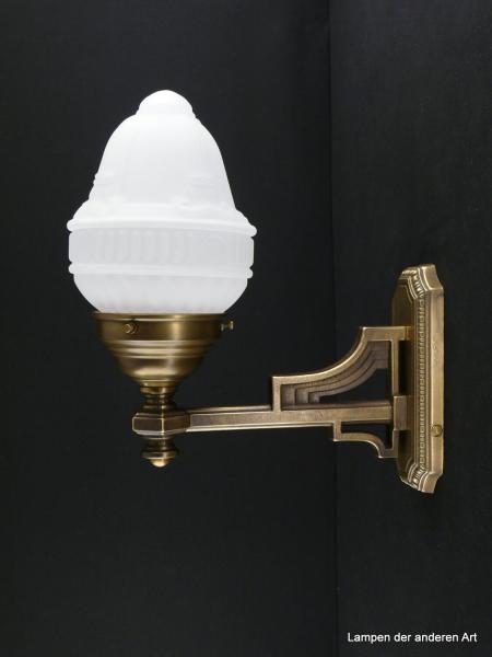 Historismus Wandlampe aus massivem Messingguss goldbraun patiniert mit satiniertem Schirm 1xE27/40W