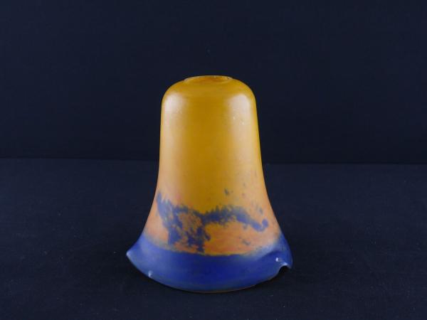 Jugendstil Lampenschirm gebraucht, Blütenkelch leicht geweitet, mehrfarbiges Glas pate de verre, Schirmhals gelb, untere Wandungszone Farbspiel in gelb,orange,blau, blauer Rand, Nostalgie Ersatzschirm D: 12cm, H: 13cm,  Loch 28mm, Farbspiel