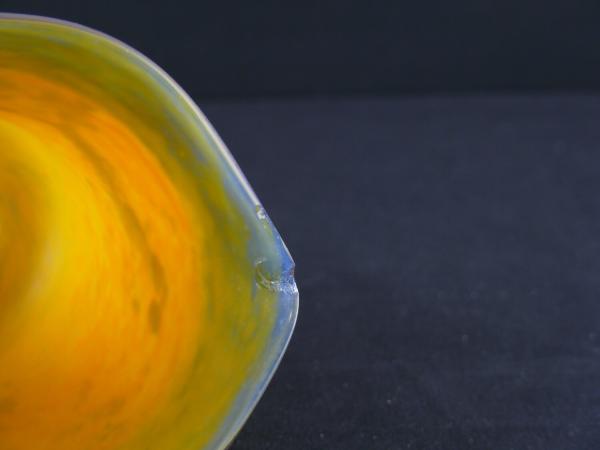 Jugendstil Lampenschirm gebraucht, Blütenkelch leicht geweitet, mehrfarbiges Glas pate de verre, Schirmhals gelb, untere Wandungszone Farbspiel in gelb,orange,blau, blauer Rand, Nostalgieschirm D: 12cm, H: 13cm,  Loch 28mm, kleiner Chip am Innenrand