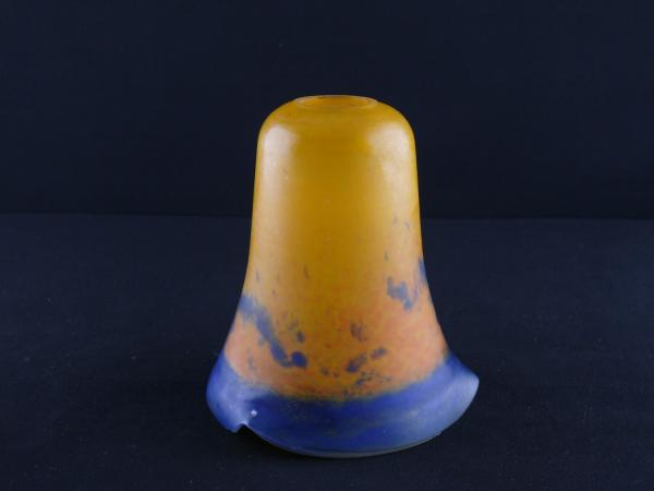 Jugendstil Lampenschirm gebraucht, Blütenkelch leicht geweitet, mehrfarbiges Glas pate de verre, Schirmhals gelb, untere Wandungszone Farbspiel in gelb,orange,blau, blauer Rand, Nostalgie Ersatzschirm D: 12cm, H: 13cm,  Loch 28mm