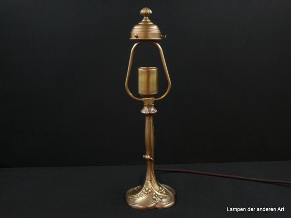 Jugendstil Tischlampe Messing goldbraun mit floral verzierten Fuß 1xE27/40W